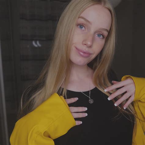 ASMR Claudy Nipslip : r/MoreSexyASMRGirls